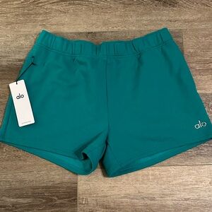 NWT ALO Yoga Women's Accolade Short Spruce Green Size Large.
